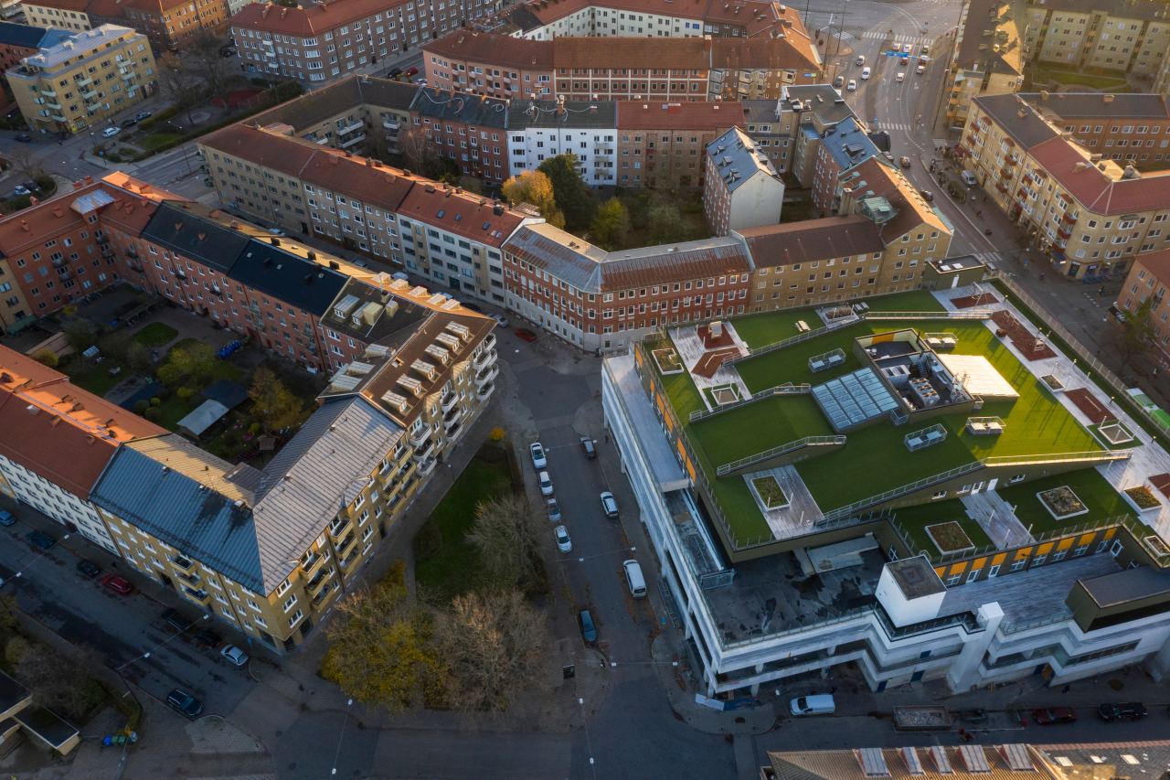 Grønt tak med overvåkingsutstyr på byggeprosjekt
